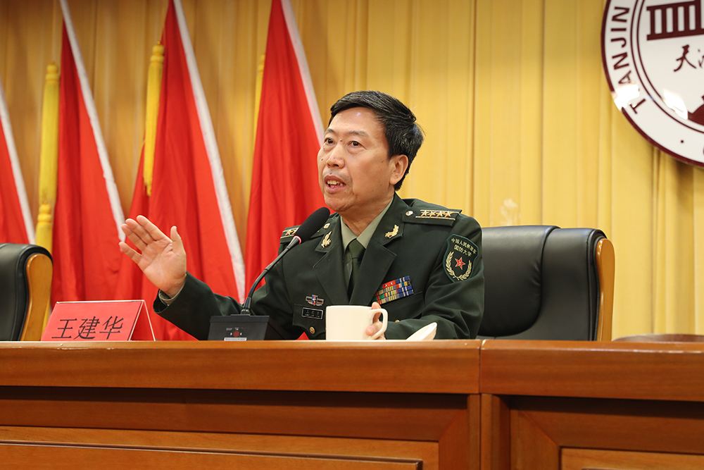 两次,两次被评为全军优秀教师,被评为全军教书育人优秀教员,总参英模